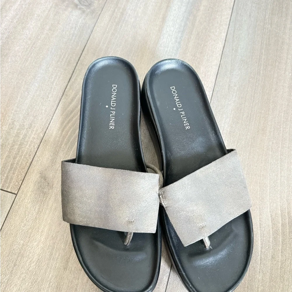 Donald Pliner Women's Fifi Flatform Thong Sandals metallic size 8.5 - Picture 6 of 6